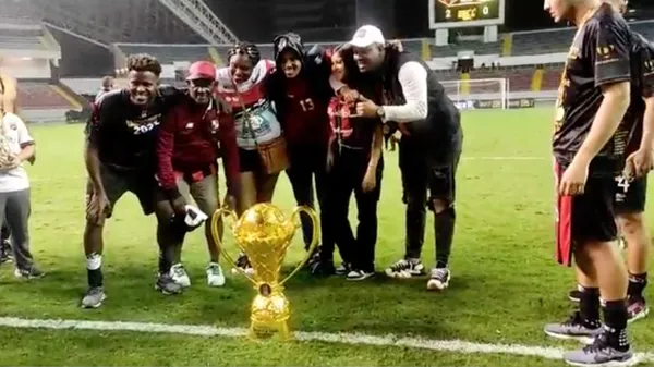 Freddy Góndola junto a su familia tras la final