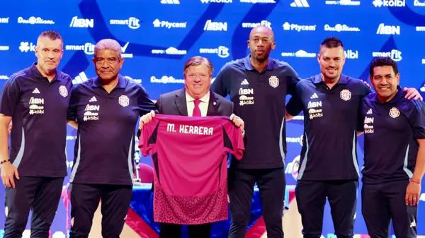 Miguel Herrera posando junto a su cuerpo técnico tras la presentación oficial de la Fedefútbol. (