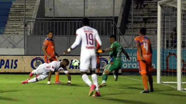 Benguché, arrojándose "de palomita" para marcar el segundo gol en el último Olimpia-UPNFM. (
