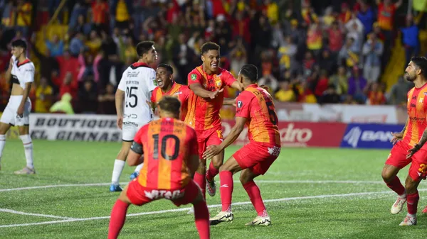 Darryl Araya le puso el broche de oro a una jugada preparada para firmar el segundo gol de Herediano. (
