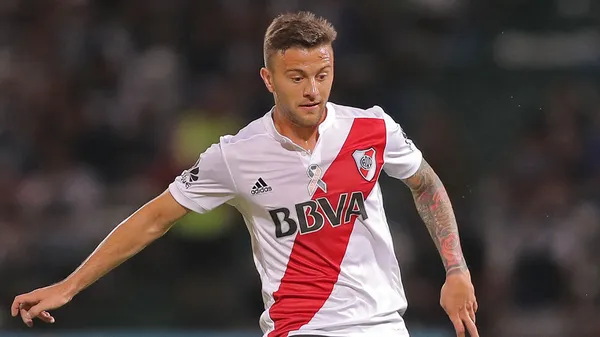 CORDOBA, ARGENTINA - OCTOBER 28: Denis Rodriguez of River Plate drives the ball during a match between Talleres and River Plate as part of Superliga 2017/18 at Mario Alberto Kempes Stadium on October 28, 2017 in Cordoba, Argentina. (Photo by Santiago Flaim/Getty Images)