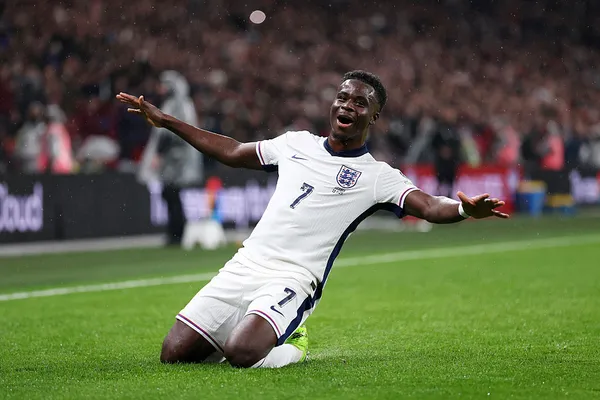  Bukayo Saka arranca en el banco de suplentes vs. Argentina (Getty Images).