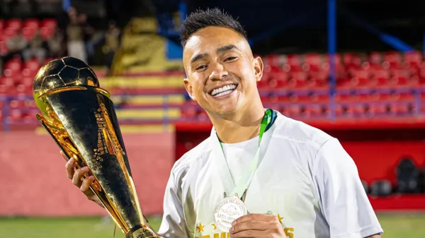Óscar Santis brilló con Guatemala y fue campeón en Antigua. (Instagram)