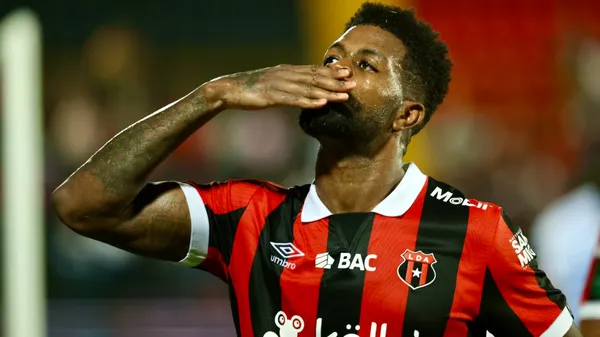 Manjrekar James explotó de felicidad tras anotar su primer y único gol hasta el momento en Alajuelense. (