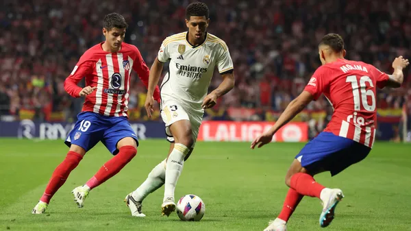Jude Bellingham, trasladando la esférica ante la atenta mirada de Morata y Nahuel Molina. (