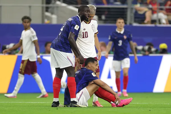 William Saliba no pudo terminar la semifinal del Mundial 2026 debido a sus dolores de espalda (Getty Images).