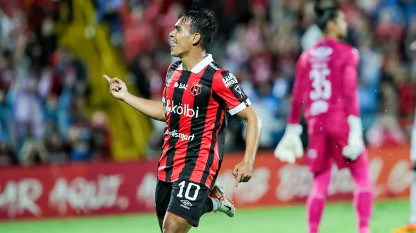 Aarón Suárez mostró un flojo nivel durante el final de su etapa en Alajuelense, donde ganó siete títulos. (