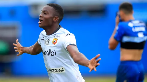 Marcos Escoe, festejando uno de los goles que convirtió con Herediano. (