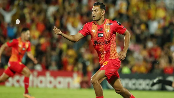 Vega celebra tras anotar el agónico descuento en la derrota 2-1 de Herediano ante Toluca. (
