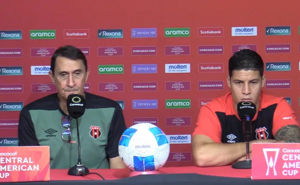 Alexandre Guimarães habló en conferencia de prensa. (