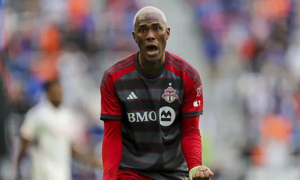 Deybi Flores con la camisa del Toronto FC. (