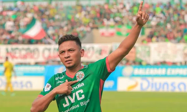 Alexy Vega con la camisola de Marathón. (