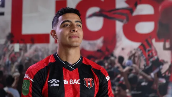 Daniel Chacón podría sufrir cambios en su futuro.