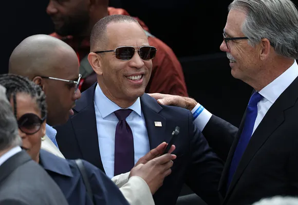 El congresista demócrata Hakeem Jeffries puso manos a la obra para destrabar la situación de la mamá de Vozinha (Getty Images).