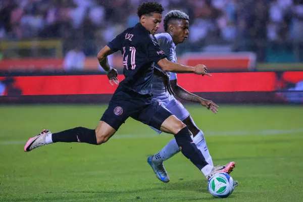David Ruiz lucha el balón ante Julián Martínez antes de salir lesionado contra Olimpia (