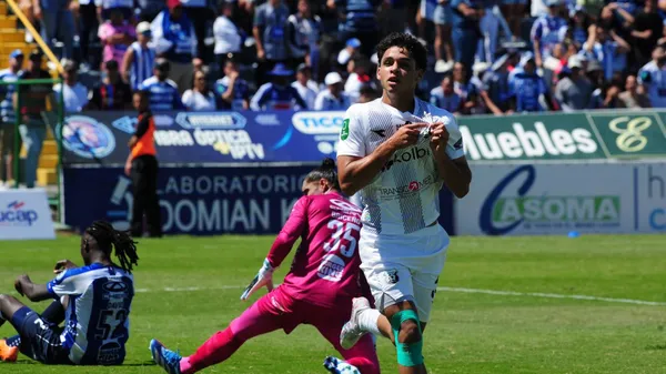 Andy Rojas celebra su segunda diana con la que Herediano derrotó 3-1 a Cartaginés. (