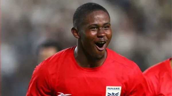 Herrera festeja con la camiseta de la Selección de Panamá. (