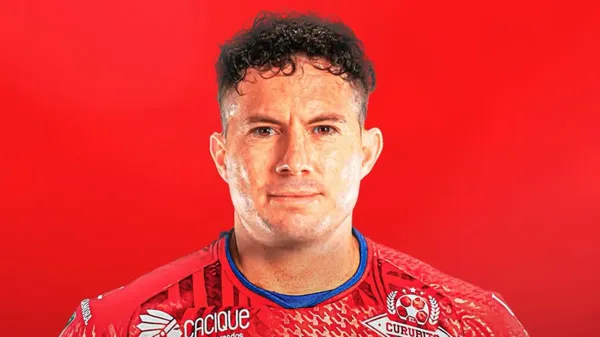 Bryan Oviedo se acerca al San Carlos. (