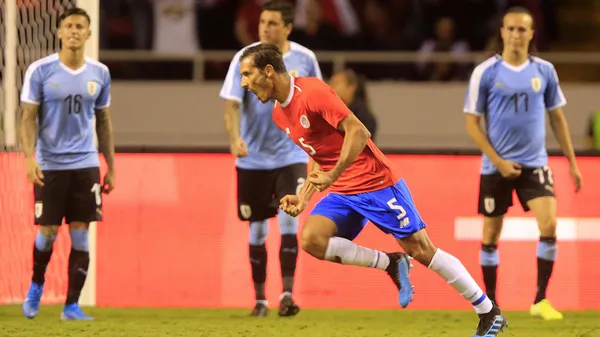Celso Borges celebra tras anotarle a Uruguay. (