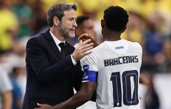 Thomas Christiansen saludando a Bárcenas durante la última Copa América. (
