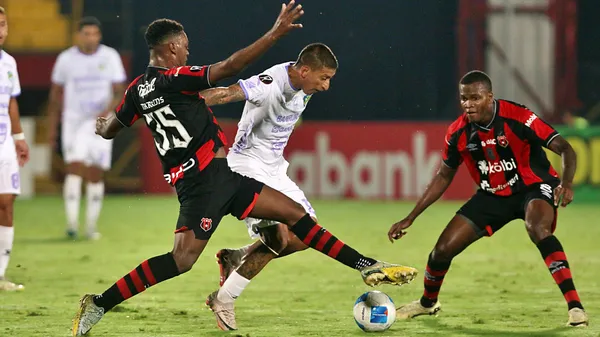 Stheven Robles protege la bola de la marca de Rashir Parkins en el Comunicaciones-Alajuelense. (