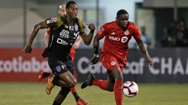 Abdiel Ayarza y Chris Mavinga batallan por la esférica en el histórico triunfo 4-0 de los Vikingos contra el conjunto canadiense. (