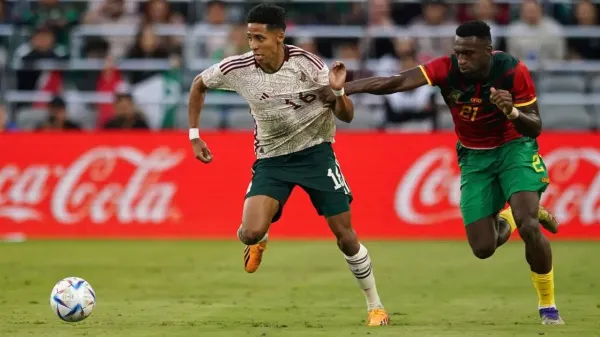 Oumar González con la Selección de Camerún
