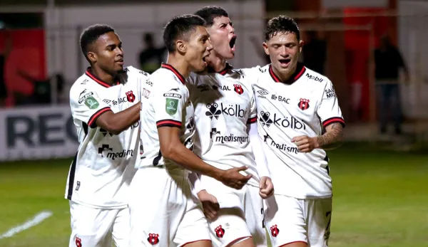 Esteban Cruz celebra tras marcarle a Puntarenas en la "Olla Mágica". (