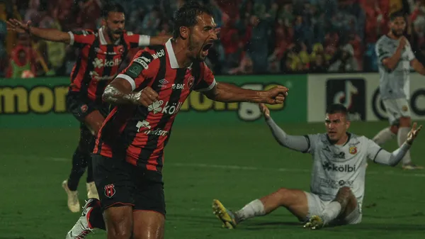 La exultante celebración de Borges tras ganarle el duelo a Fernán Faerron. (