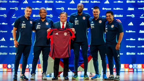 Miguel Herrera posa con la camisa de La Sele junto a todo su cuerpo técnico. (