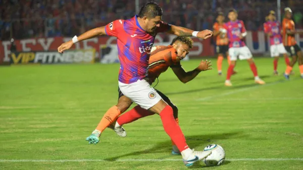 Roberto Domínguez y Santos Ortíz, batallando por la posesión de la pelota. (