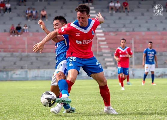 Ignacio Colombini y Diego Rodríguez pelean por la esférica en el último Olimpia-Victoria. (