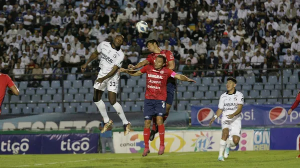 Anangonó, imponiéndose en un duelo aéreo durante la pasa semifinal de vuelta. (