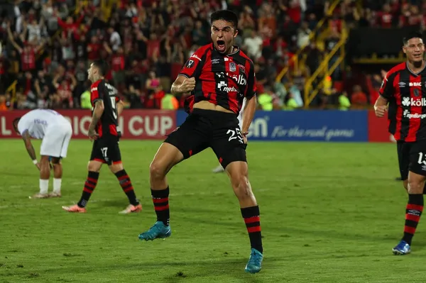 Así festejó Van der Putten su gol a Comunicaciones. (Alajuelense)