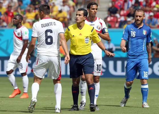 La carrera de Osses duró de 2002 a 2016. Lo Conmebol lo eligió como el mejor árbitro de América y, por tener el gafete FIFA, dirigió partidos de Copa Libertadores, Mundial de Clubes y Copa del Mundo. En uno de ellos, en 2014, perjudicó a La Sele. (
