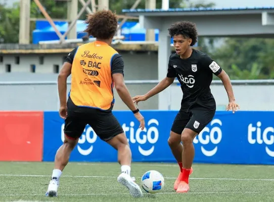 Adalberto Carrasquilla marcando a su hermano, Edilson, durante los entrenamientos con Panamá. (
