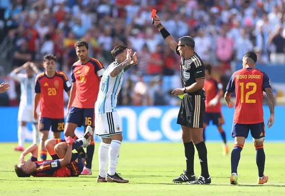  Slavko Vinčić le muestra la segunda tarjeta amarilla a Enzo Fernández por una dura entrada a Cubarsí (Getty Images).