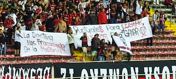El descontento de la afición de Alajuelense salta a la vista.