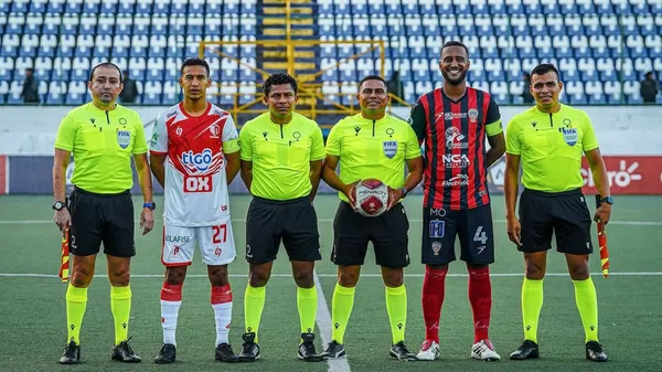 En la foto aparecen Nitzar Sandoval, sosteniendo la bola, y Enmanuel Aguirre, con la bandera en el costado derecho. (