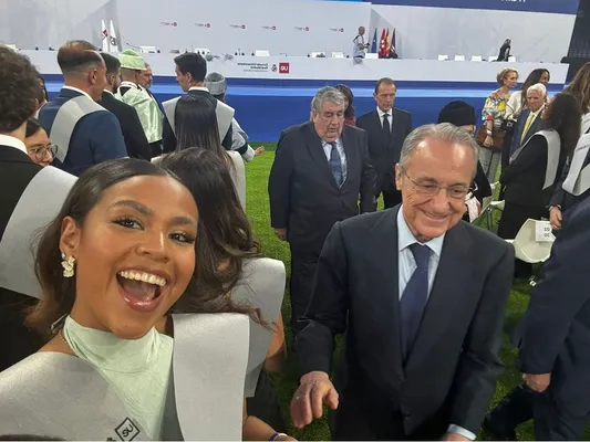 Paola García junto a Florentino Pérez, ella fue la que envió la camisa del Olimpia al presidente del Real Madrid