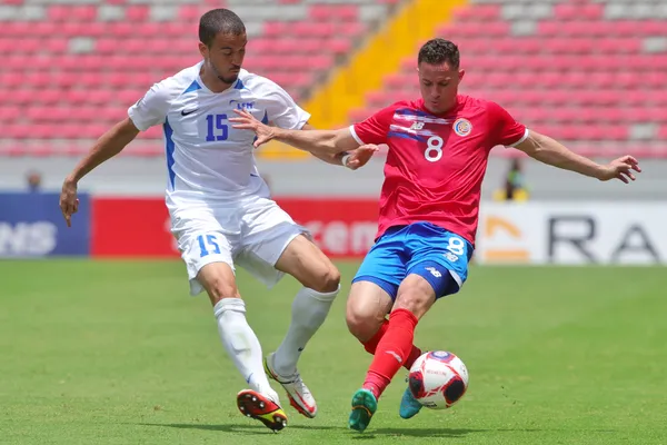 Damien Dassaut (izq) y Bryan Oviedo (der) luchan por la pelota en el partido entre Costa Rica y Martinica que se disputó en San José por la Liga de Naciones de la Concacaf 2022-23 (