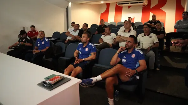 Ronald González junto a directivos de siete clubes.