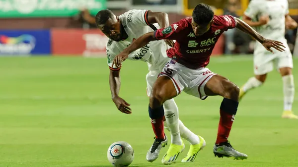 Gerald Taylor y Joel Campbell se disputan la bola en el último Saprissa - Alajuelense. (