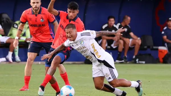 Rudy Muñez disputa férreamente la pelota con Stheven Robles. (Foto Prensa Libre)