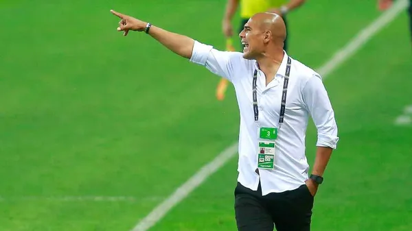 Douglas Sequeira dirigiendo. (