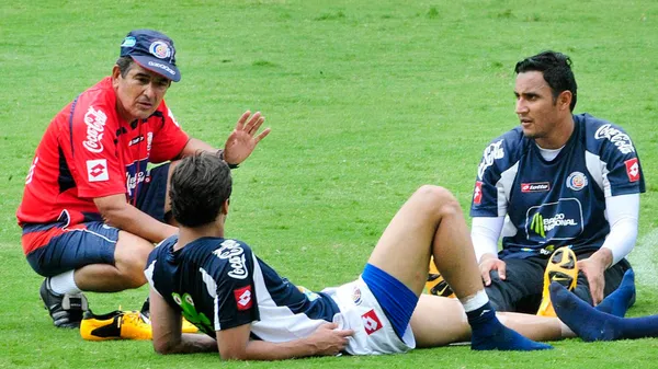 Pinto charla con Bryan Ruiz y Keylor Navas en la concentración de la Sele. (