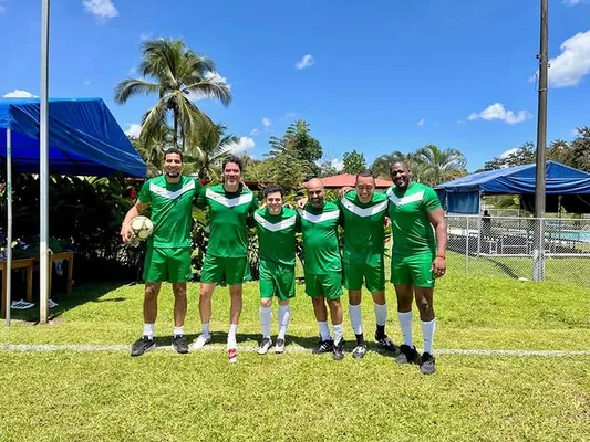 Esteban Alvarado sigue haciendo lo que mejor sabe: ganar títulos (Instagram).