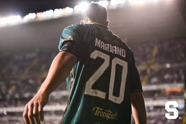 Mariano Torres fue comparado con Juan Román Riquelme (Deportivo Saprissa).
