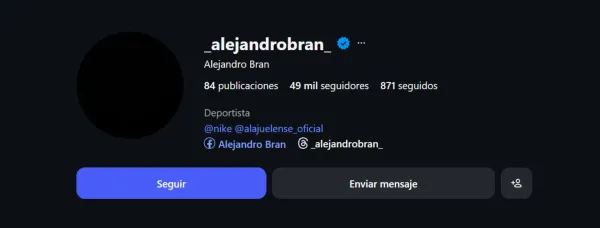 Poner una foto negra fue su primer cambio. (Instagram)