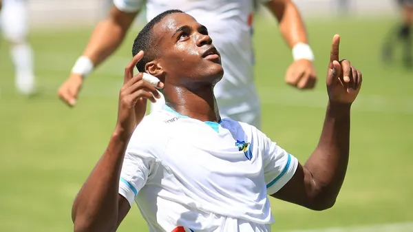 Kevin Espino con la camiseta de Comunicaciones